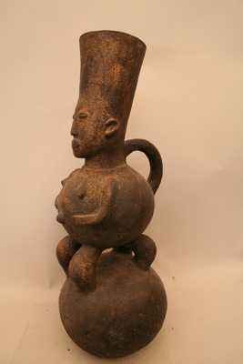   Tc.    Mangbetu  (vase), d`afrique : Rép.démoncratique du Congo., statuette   Tc.    Mangbetu  (vase), masque ancien africain   Tc.    Mangbetu  (vase), art du Rép.démoncratique du Congo. - Art Africain, collection privées Belgique. Statue africaine de la tribu des   Tc.    Mangbetu  (vase), provenant du Rép.démoncratique du Congo., 1322/5225.Cruche anthropomorphique Mangbetu en terre cuite à double panse(deux réservoirs)reliés entre eux.Il représente une femme debout sur la panse de dessous,la tête allongée,qui sert de déversoir,les mains sur l